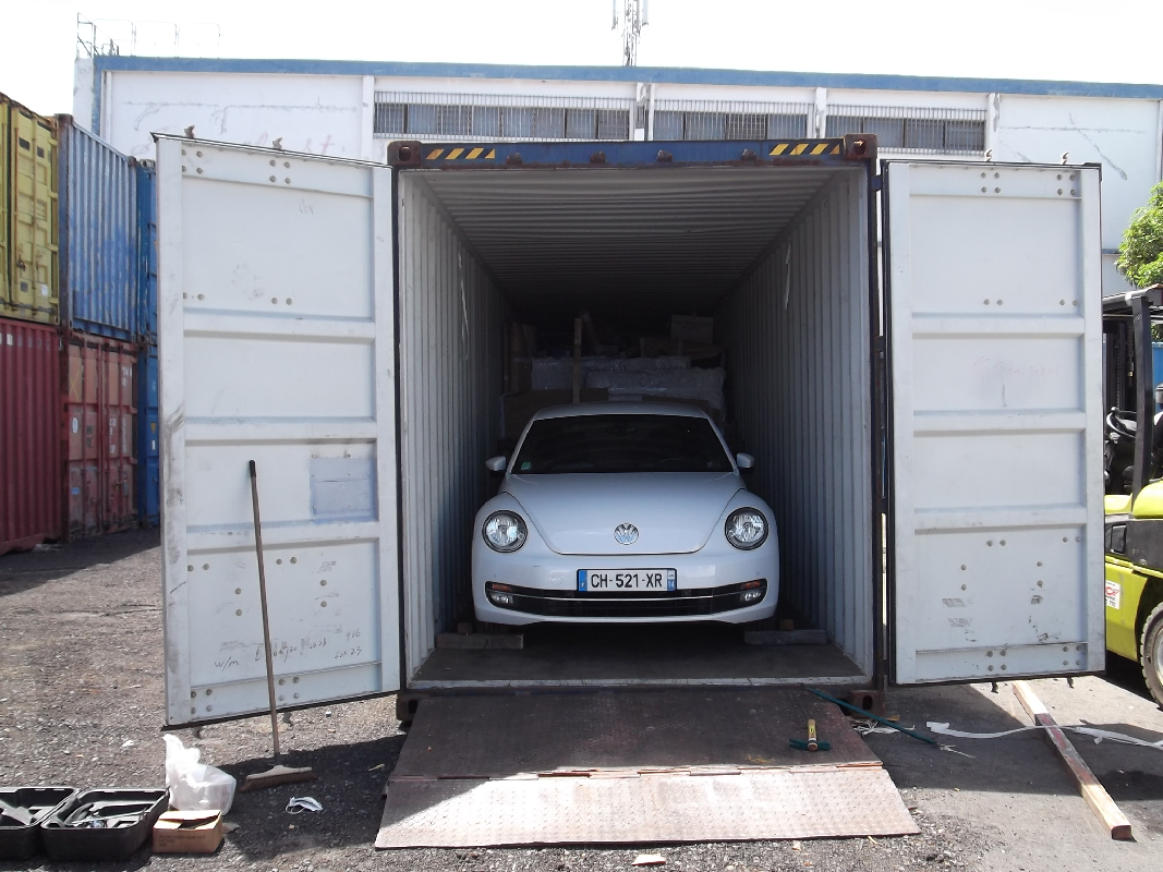 Container en cours de remplissage avec voiture